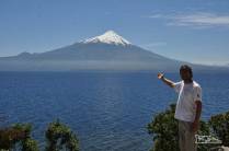 Maravilhado com o cenário formado pelo lago Llanquihue e o vulcão Osorno, na região de Puerto Varas, no sul do Chile